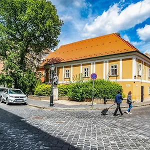Academy Budapešť
